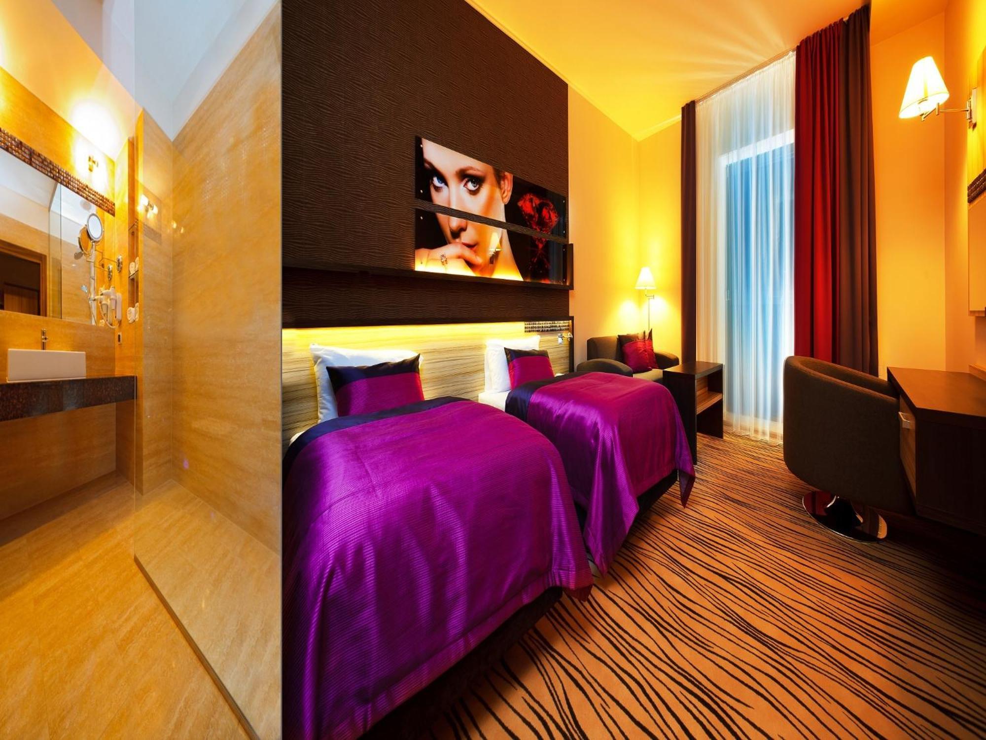 Blue Diamond Hotel Active Spa Trzebownisko Ngoại thất bức ảnh