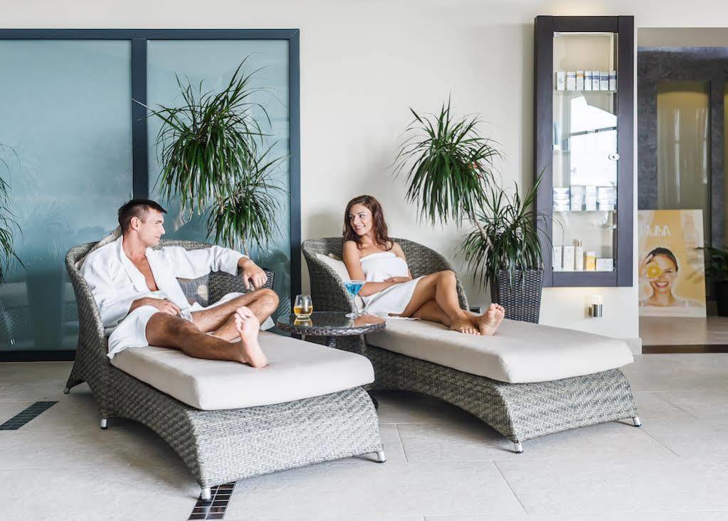 Blue Diamond Hotel Active Spa Trzebownisko Ngoại thất bức ảnh